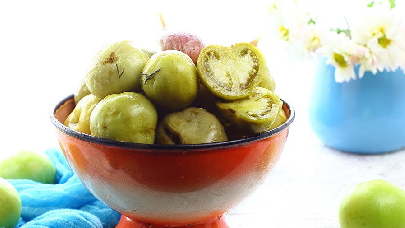 Beste Methoden zum kalten Einlegen von grünen Tomaten in einen Eimer