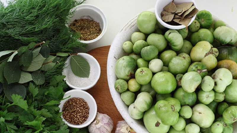 Beste Methoden zum kalten Einlegen von grünen Tomaten in einen Eimer