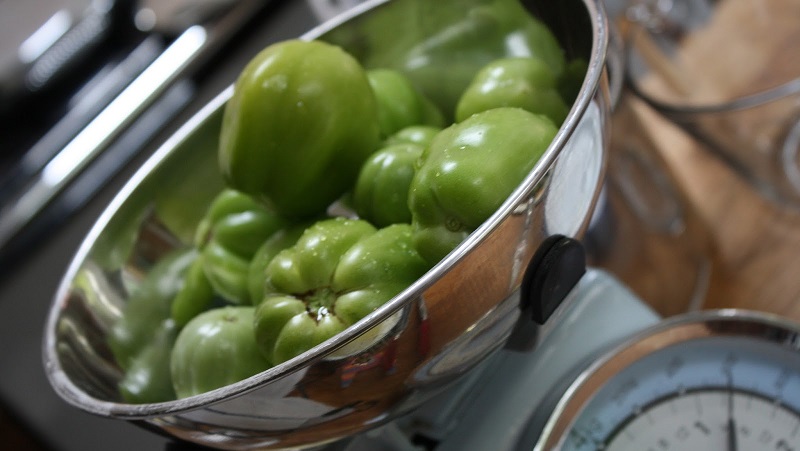 Beste Methoden zum kalten Einlegen von grünen Tomaten in einen Eimer