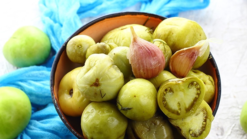 Beste Methoden zum kalten Einlegen von grünen Tomaten in einen Eimer