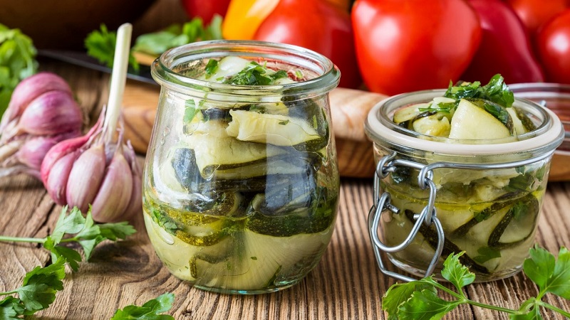 Eine Auswahl der besten Rezepte für Zucchini-Dosen: lecker kochen und Gäste überraschen