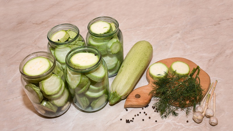 Eine Auswahl der besten Rezepte für Zucchini-Dosen: lecker kochen und Gäste überraschen