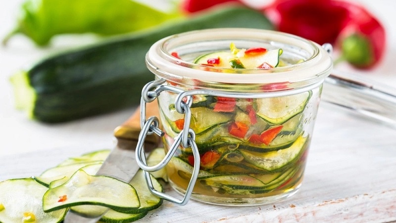 Eine Auswahl der besten Rezepte für Zucchini-Dosen: lecker kochen und Gäste überraschen