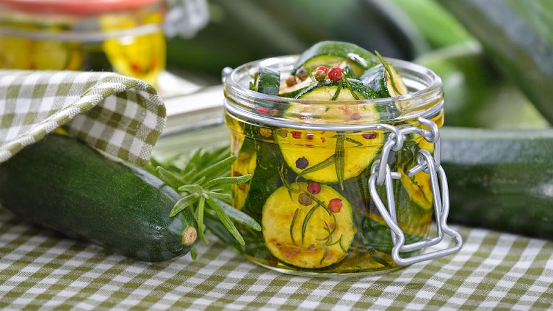 Eine Auswahl der besten Rezepte für Zucchini-Dosen: lecker kochen und Gäste überraschen