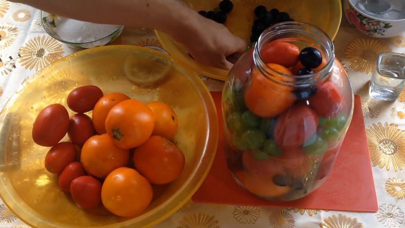 Die leckersten Rezepte für eingelegte Tomaten für den Winter in Gläsern: wie man die Rohlinge richtig kocht und rollt