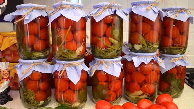 Die leckersten Rezepte für eingelegte Tomaten für den Winter in Gläsern: wie man die Rohlinge richtig kocht und rollt