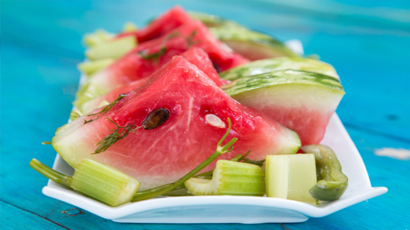 Top 8 Originalrezepte für köstliche eingelegte Wassermelonen mit Honig für den Winter in Gläsern