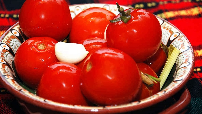 Wie man eingelegte Tomaten in Gläsern kocht Wie man kalte Fässer verwendet: Rezepte und Tipps