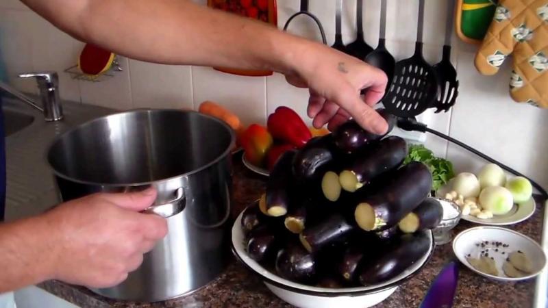 Wie man eingelegte Auberginen kocht: die besten Rezepte für Winterzubereitungen