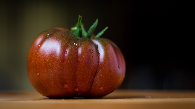 Tomate Mikado, die von Sommerbewohnern mit einer reichen Palette an Unterarten und starker Immunität geliebt wird - wir wachsen ohne Probleme