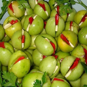 Einfache und leckere Rezepte für eingelegte grüne Tomaten: Wie man sie richtig kocht und für den Winter rollt