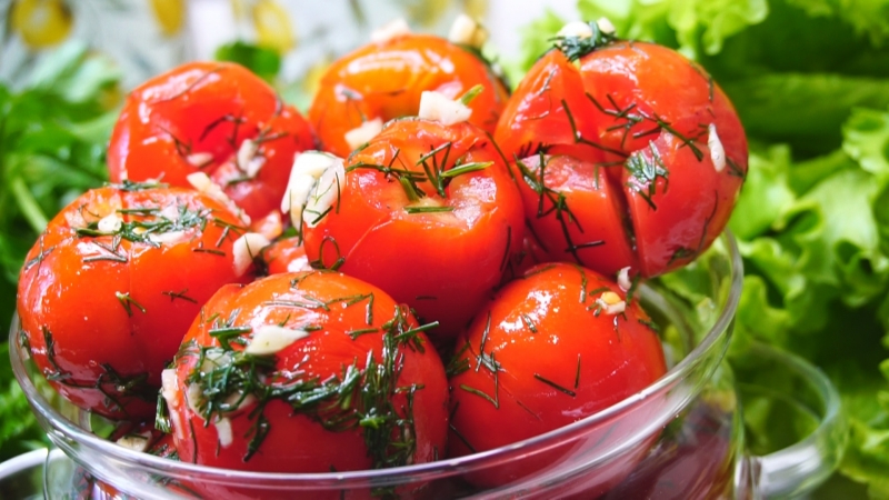 Rezepte von leicht gesalzenen Instant-Tomaten: Top der köstlichsten Wege, Tipps und Tricks