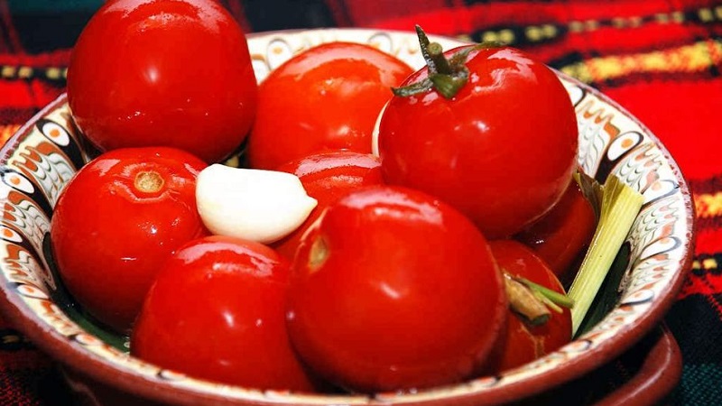 Top 10 der besten Rezepte zum Einlegen von Tomaten in ein Fass, Merkmale der Behältervorbereitung und Lagerung von vorgefertigten Gurken