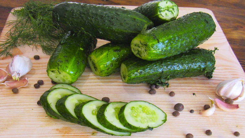 Wie man leicht gesalzene Gurken schnell und lecker in einer Tüte kocht