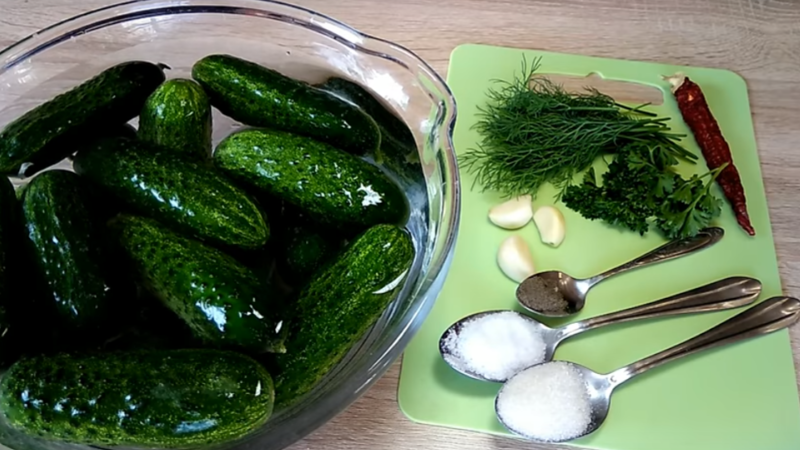 Wie man leicht gesalzene Gurken schnell und lecker in einer Tüte kocht