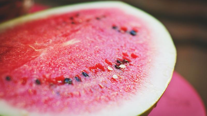 Was bedeuten die weißen Streifen in der Wassermelone und welche anderen Zeichen sollten Sie alarmieren?