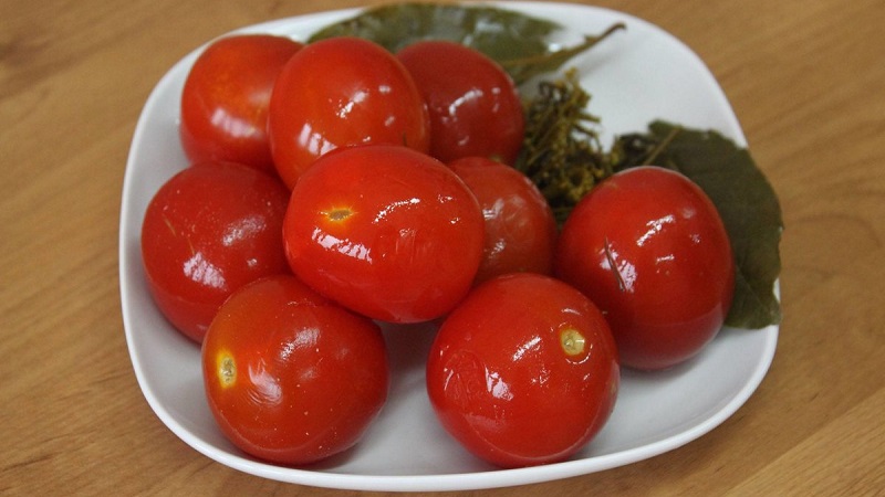 Wie man köstliche eingelegte Tomaten für den Winter kocht: eine Auswahl der besten Rezepte von erfahrenen Hausfrauen