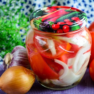 Wie man köstliche eingelegte Tomaten für den Winter kocht: eine Auswahl der besten Rezepte von erfahrenen Hausfrauen