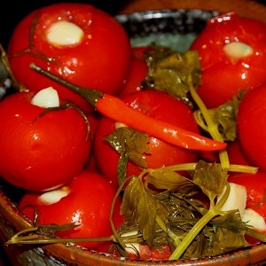 Wie man köstliche eingelegte Tomaten für den Winter kocht: eine Auswahl der besten Rezepte von erfahrenen Hausfrauen