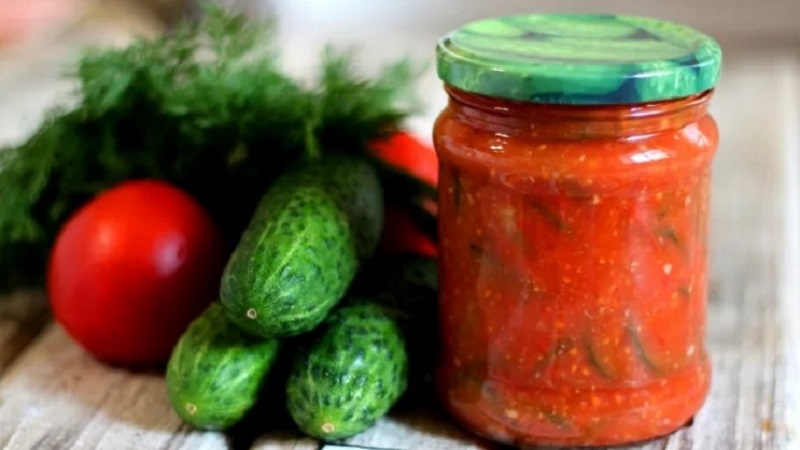 Wie man eingelegte Gurken für den Winter in Tomatensaft köstlich kocht: die besten Rezepte