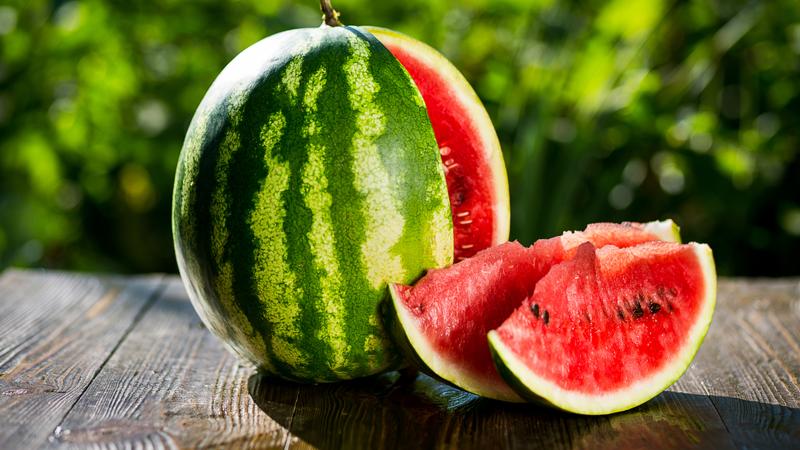 Wie man eine reife und süße Wassermelone wählt: worauf man beim Kauf und bei der Auswahl einer Frucht im Garten achten muss