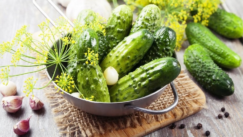 Die Zubereitung knuspriger Gurken für den Winter in Gläsern ist einfach und lecker