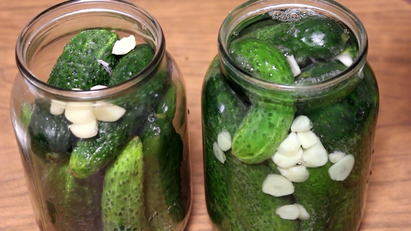 Die Zubereitung knuspriger Gurken für den Winter in Gläsern ist einfach und lecker