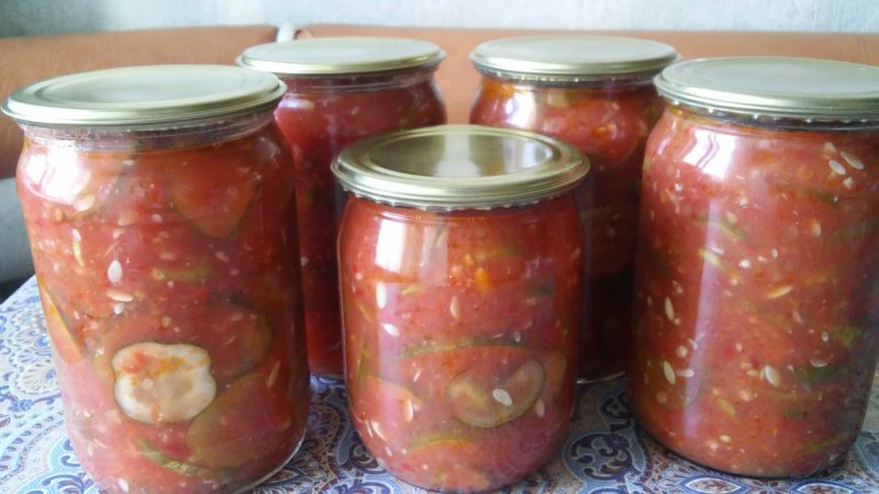 Die leckersten Rezepte zum Einlegen von Gurken in Tomatensauce für den Winter