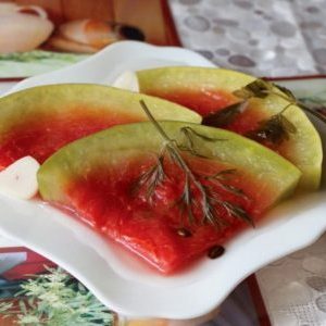 Einfache und schnelle Rezepte für fermentierte Wassermelonen