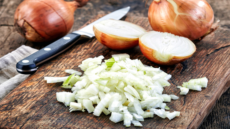 Hör auf in der Küche zu weinen: lerne Zwiebeln ohne Tränen zu schneiden