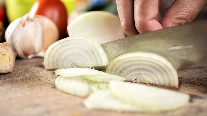 Hör auf in der Küche zu weinen: lerne Zwiebeln ohne Tränen zu schneiden