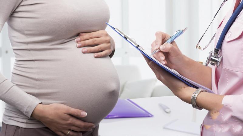 Ist es für schwangere Frauen möglich, zu dillen: Schaden und Nutzen für die werdende Mutter und das werdende Kind