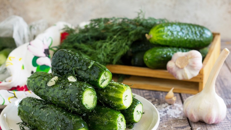 Wie man schnell und lecker leicht gesalzene Gurken kocht