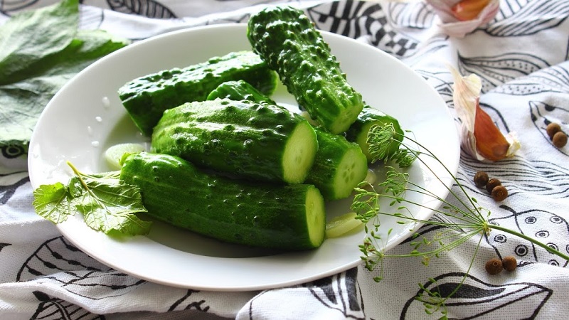 Wie man schnell und lecker leicht gesalzene Gurken kocht