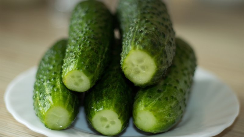 Klassische Rezepte für gesalzene Gurken in einem Topf