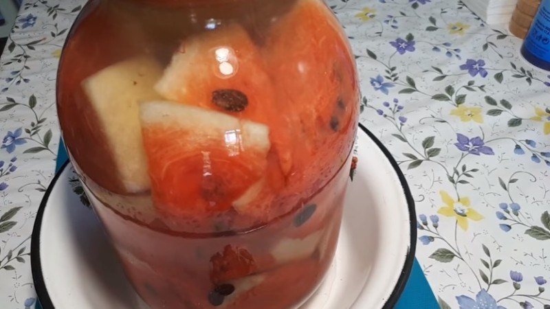 Wie man Wassermelonen in einem Topf in Scheiben schnell, einfach und lecker salzt