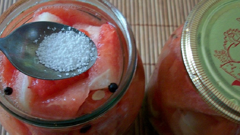 Die leckersten Rezepte für Wassermelonen für den Winter in Gläsern mit Zitronensäure