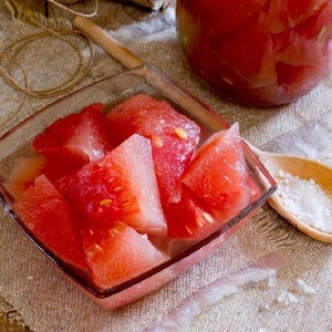 Einfache und schnelle Rezepte für den Winter: Eingelegte Wassermelonen in 3-Liter-Gläsern