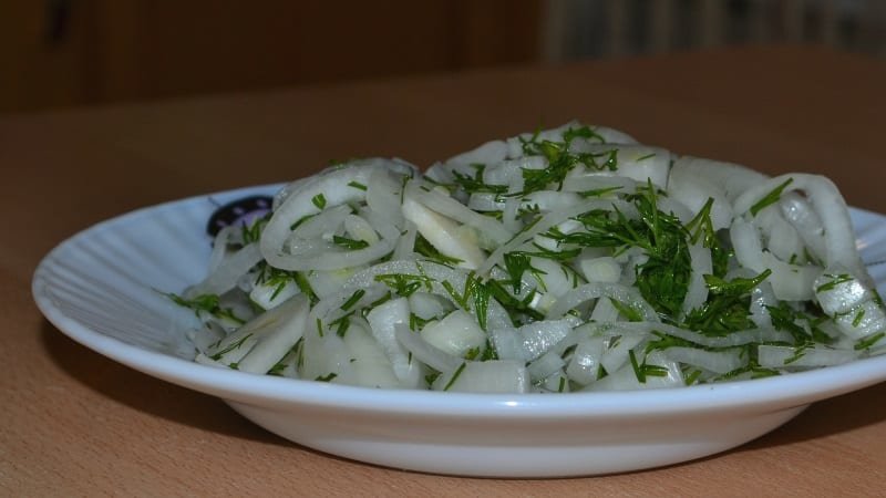 Erschwingliche, schnelle und leckere Möglichkeiten, eingelegte Zwiebeln für Barbecue, Hering und Salat zuzubereiten