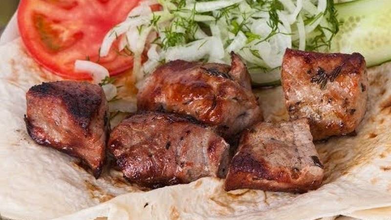 Erschwingliche, schnelle und leckere Möglichkeiten, eingelegte Zwiebeln für Barbecue, Hering und Salat zuzubereiten