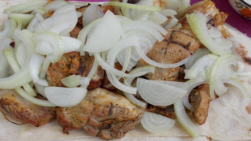 Erschwingliche, schnelle und leckere Möglichkeiten, eingelegte Zwiebeln für Barbecue, Hering und Salat zuzubereiten