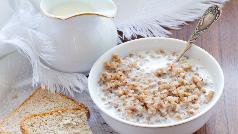 Die Vorteile des morgendlichen Verzehrs von Buchweizen mit Kefir auf nüchternen Magen