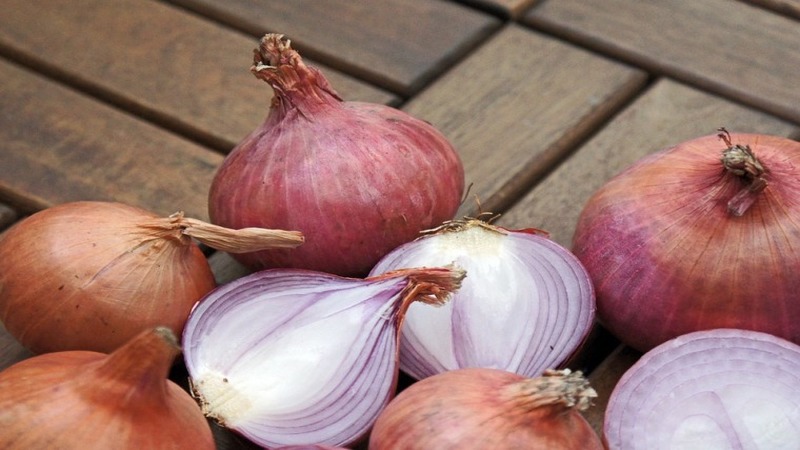 Zwiebelhaarmasken zur Behandlung von Haarausfall