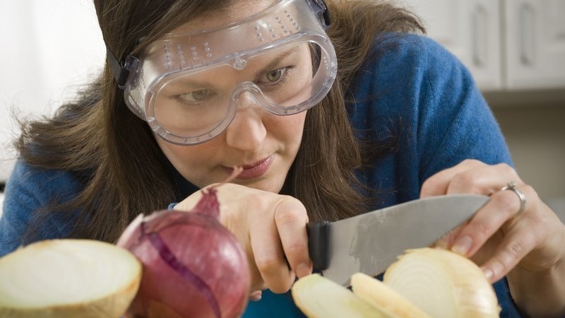 Die besten Möglichkeiten, Zwiebeln zu entsaften, ohne Tränen zu vergießen