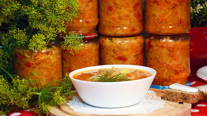 Kochen eines Dressings für Karottensuppe für den Winter