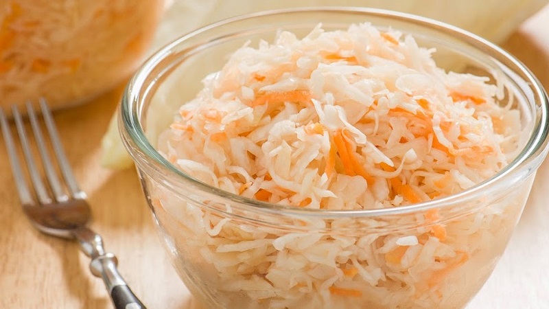 Wie man leckeres Sauerkraut für den Winter zubereitet