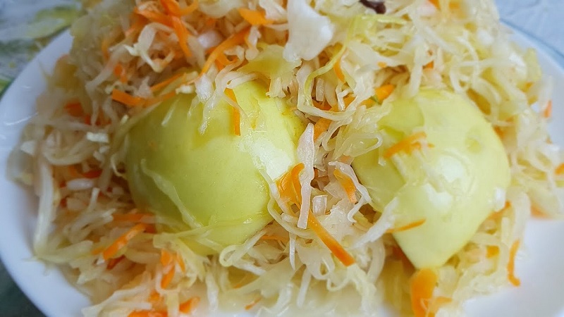 Wie man leckeres Sauerkraut für den Winter zubereitet