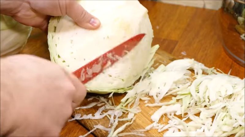 Wie man leckeres Sauerkraut für den Winter zubereitet