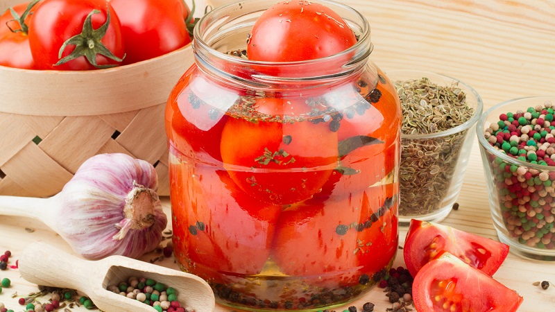 Erstaunlich schmeckende Rezepte für Tomaten mit Sellerie für den Winter