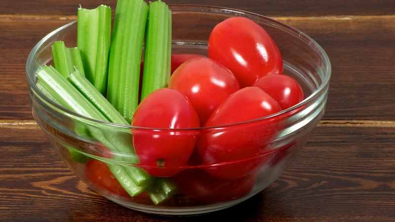 Erstaunlich schmeckende Rezepte für Tomaten mit Sellerie für den Winter